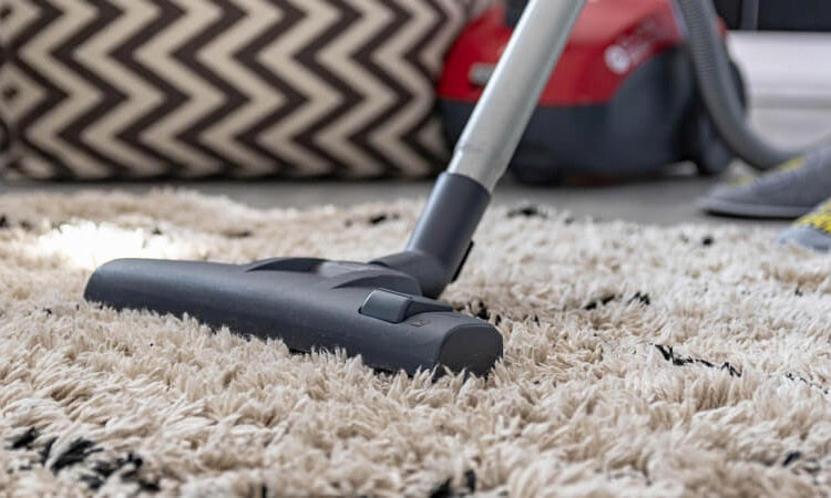 Nettoyage en profondeur de la moquette avec le meilleur aspirateur