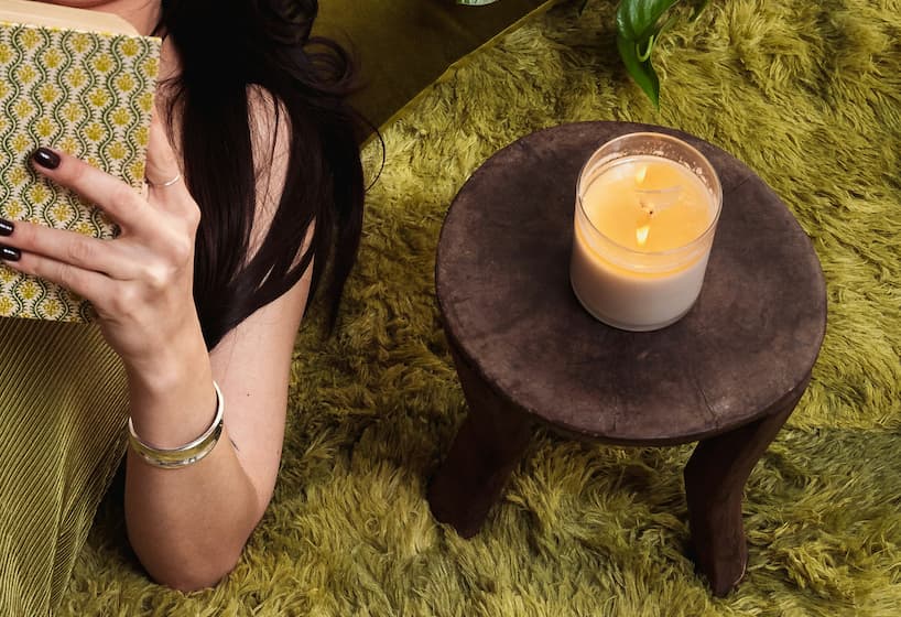 bougie sur tapis