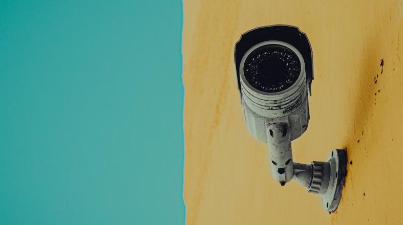 Caméra de sécurité sur le mur