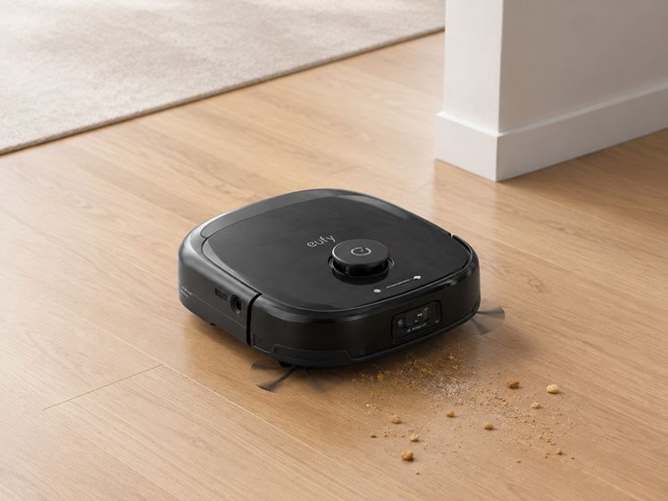 Robot aspirateur nettoyant un sol
