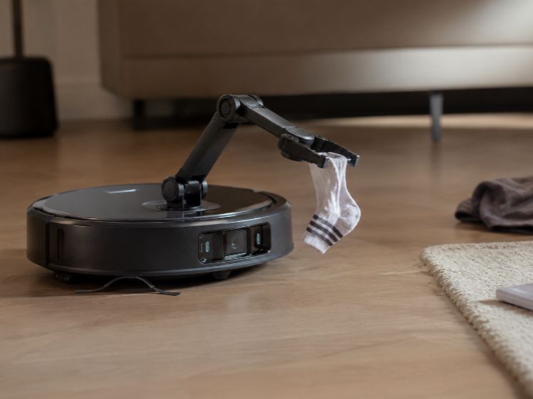 Robot aspirateur avec bras articulé