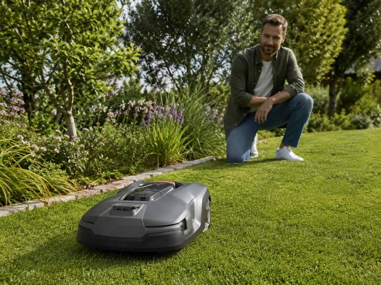 Robot tondeuse contre les mauvaises herbes