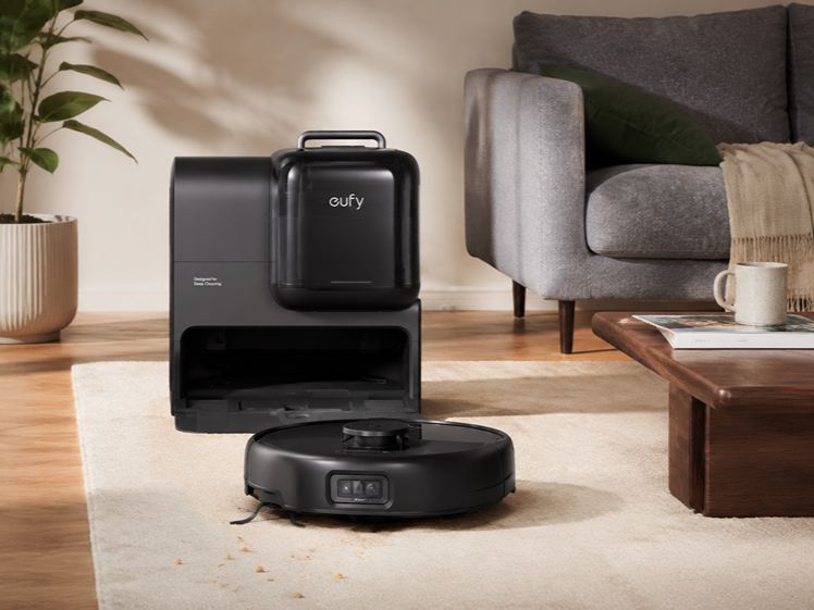 Aspirateur robot dans le salon