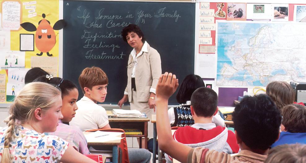 Un enfant lève la main en classe