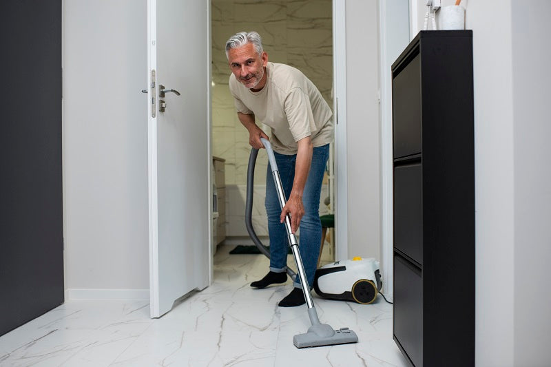 Le meilleur aspirateur léger pour personnes âgées (Guide de l'acheteur)